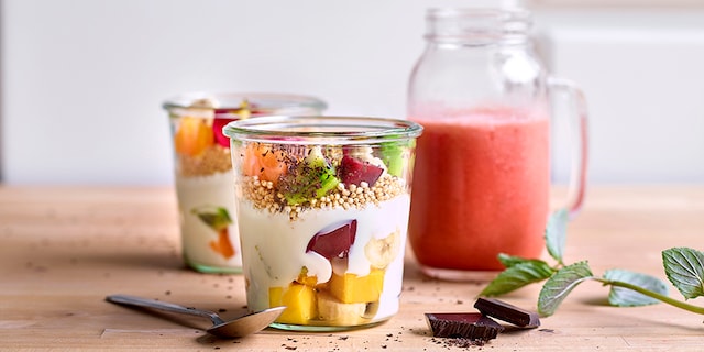 Fruitsla met kokosyoghurt, gepofte quinoa en pure chocolade