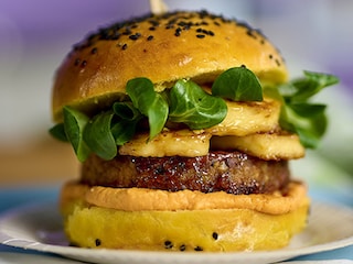 Veggie burgers met halloumi, veldsla en wortelpuree