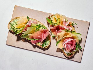 Tartines à la crème de chèvre et de roquette, melon et concombre