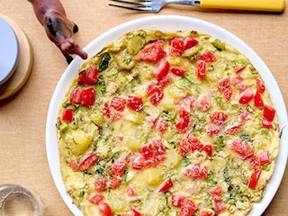 Omelet met spruitjes, tomaten en aardappelen