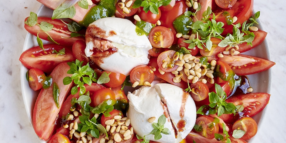 Tomaat-burrata met aardbeiendressing