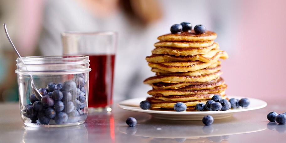 Pancakes met blauwe bessen en ahornsiroop