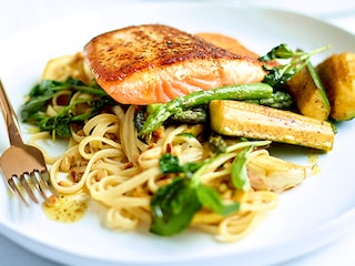 Linguine met zalm, asperges en courgettes