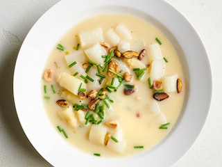 Aspergesoep met geroosterde noten