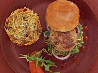 Burger van kalfsgehakt met ketchup van geconfijte tomaten met een aardappeltaartje