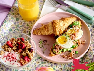 Croissants grillés au guacamole de petits pois, œufs mollets et crevettes grises