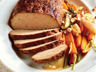 Vleesbrood en wortelen met hazelnoten