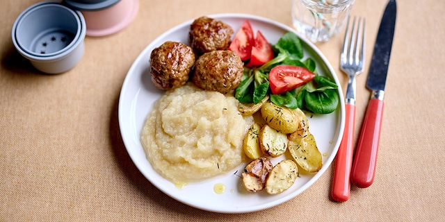 Boulettes, compote de pommes au céleri-rave et grenailles au four