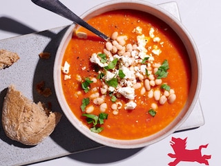 Maaltijdsoep met tomaten, witte bonen en feta