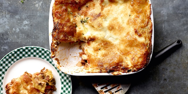 Veggie bologneselasagne met gekaramelliseerde uien, mozzarella en Espelettepepe