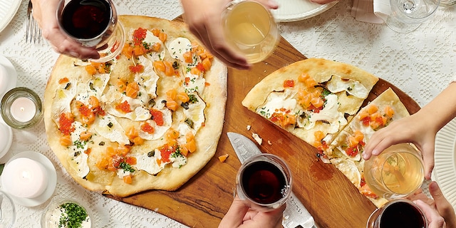 Witte pizza met drie soorten zalm