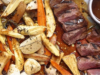Steaks de biche grillés, légumes de saison rôtis et sauce au café