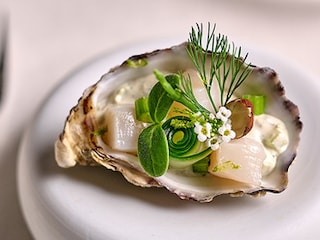 Oester met sint-jakobsnoot en groene appel