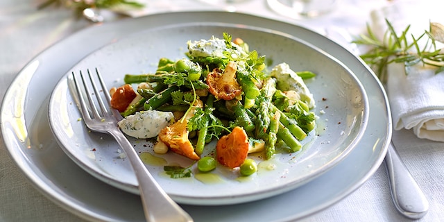 Fricassee van groene asperges, edamameboontjes en boschampignons met tuinkruidenroom