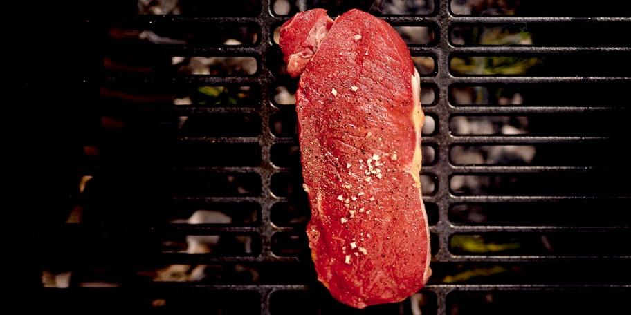 Entrecôtes grillées à l'huile à l'ail