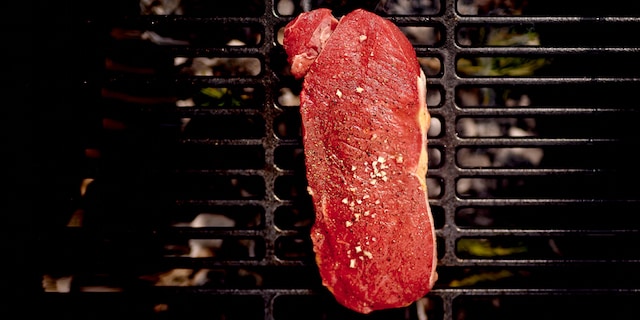 Entrecôtes grillées à l'huile à l'ail