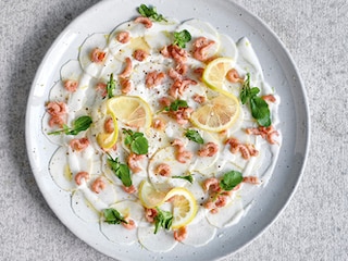 Carpaccio van rapen met grijze garnalen