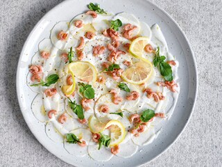 Carpaccio van rapen met grijze garnalen