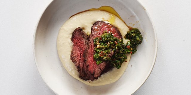 Gegrilde steaks, hummus van witte bonen en chimichurri