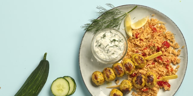 Brochettes de boulettes, tzatziki et boulgour aux tomates