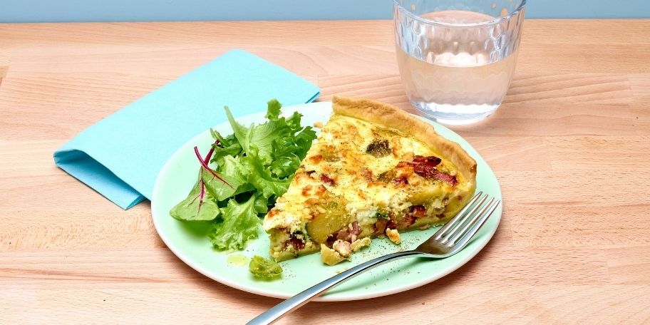 Quiche aux choux de Bruxelles, lardons et feta