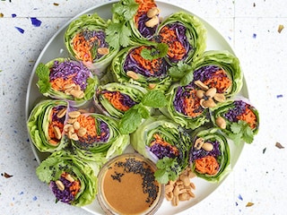 Rouleaux de salade, vinaigrette orange-cacahuète