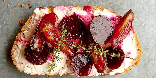 Tartine au fromage de chèvre, betteraves et dattes