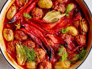 Boulettes, légumes et grenailles cuits au four