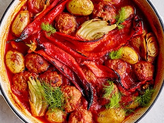 Boulettes, légumes et grenailles cuits au four