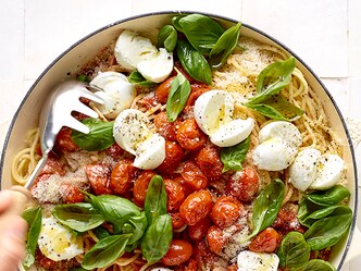 Spaghettis, sauce aux tomates rôties, mozzarella et basilic