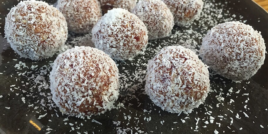 Power balls à la noix de coco et aux airelles