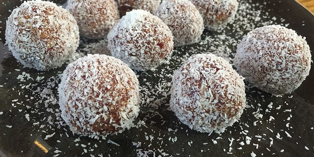 Power balls à la noix de coco et aux airelles