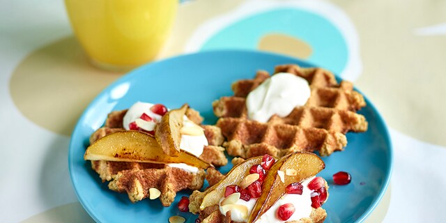 Havermoutwafels met gebakken peren en yoghurt