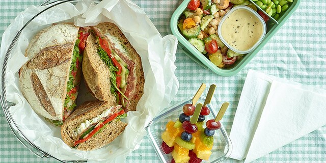 Gevuld picknickbrood, slaatje met kikkererwten en tahini, aardbeienlimonade