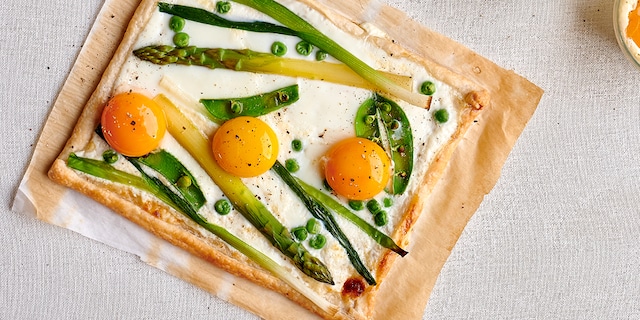 Bladerdeegtaart met cocotte-eieren