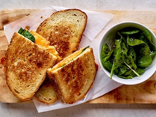 Croques met kip en cheddar