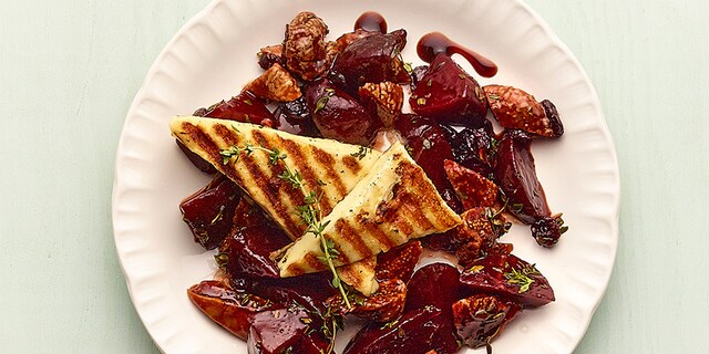 Rodebietensalade met vijgen en gegrilde halloumi