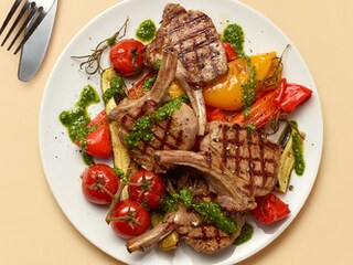 Gegrilde lamskoteletjes met geroosterde zuiderse groenten en pesto van rucola