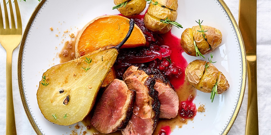 Magret de canard au spéculoos et chutney aux airelles avec butternut et poires rôties