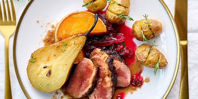 Magret de canard au spéculoos et chutney aux airelles avec butternut et poires rôties