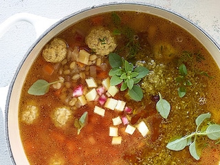 Winterminestrone met spelt en gehaktballetjes
