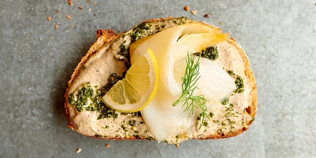 Tartine au houmous et flétan