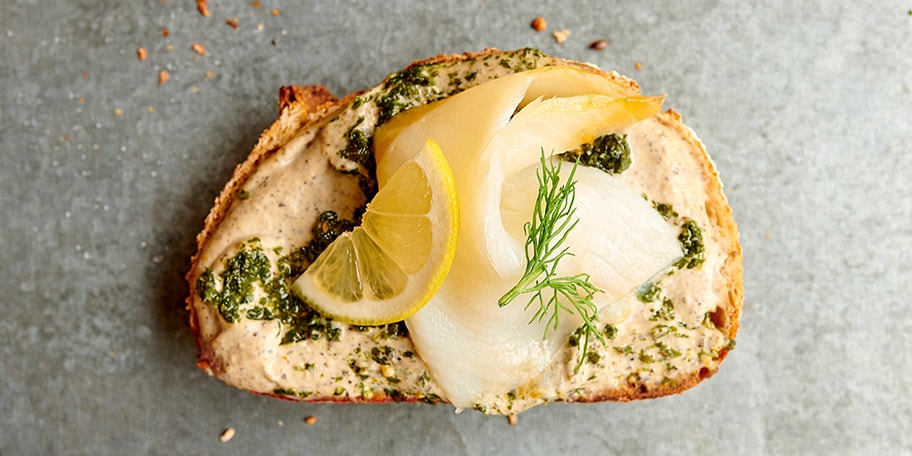Tartine au houmous et flétan