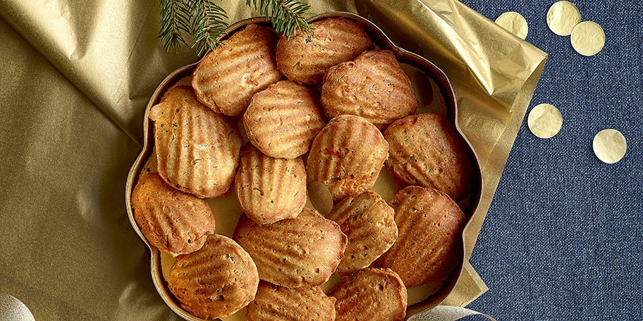 Madeleines met gerookte zalm