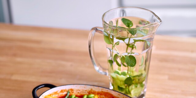 Gearomatiseerd water met munt en druiven