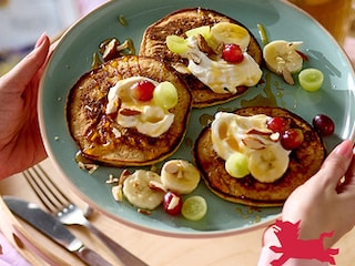 Pancakes aux amandes, petit-suisse et miel