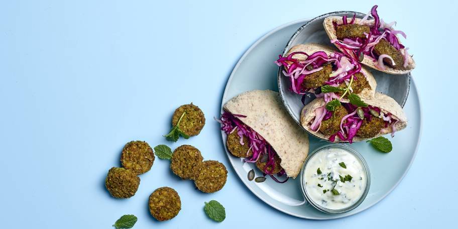Pitta's met falafel, koolsla en yoghurtsaus