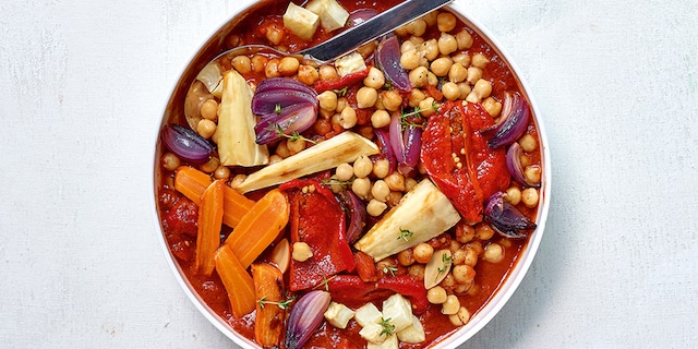 Ragoût de pois chiches à la tomate, piquillos et oignons confits