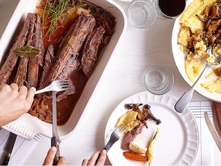 Hazenrug met kriek en polenta met bospaddenstoelen