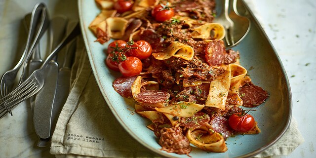Pappardelle met hertenragout en kerstomatensalsa